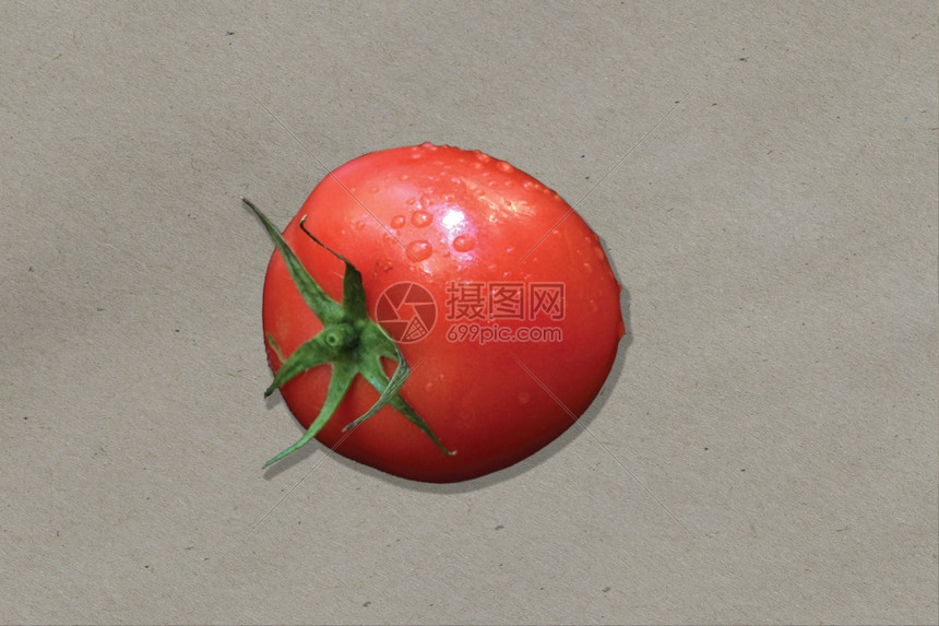 桌子滴近距离观察厨房桌上隔离的新鲜红番茄适合食品设计项目颜色图片