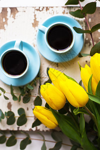 颜色两杯蓝咖啡黄郁金香在旧桌上顶端风景新酿的咖啡杯子白色图片