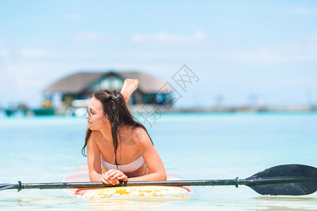 泳衣美女趴在浆板上休息图片