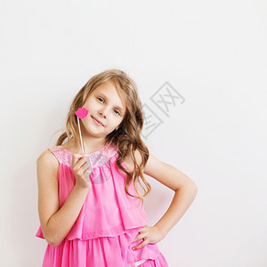 情感纸板一个可爱的小女孩肖像与有趣粉红纸嘴唇在白色背景上孩子图片