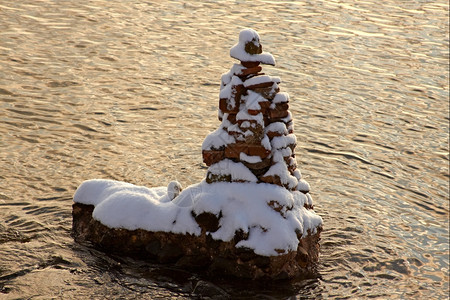 早期的田园诗般清晨光亮时公园内积雪的湖泊蓝色图片