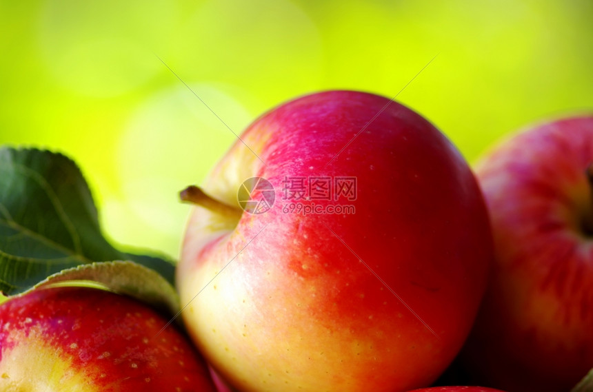 健康绿色桌上成熟的红苹果新鲜图片