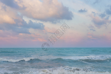 反射水美丽的日落月光桑克拉海面上有云彩颜色图片