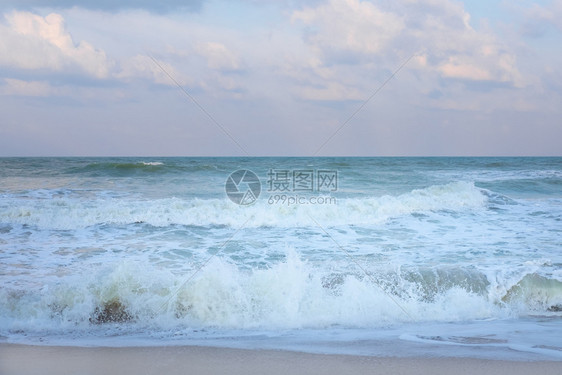 美丽的日落月光桑克拉海面上有云彩天空地平线夏图片