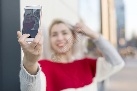 漂亮的美丽年轻金发女士自肖像移动夏天图片