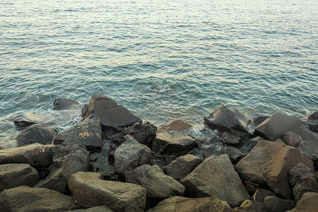 岩石海岸线上平静的水墙纸意大利平的图片