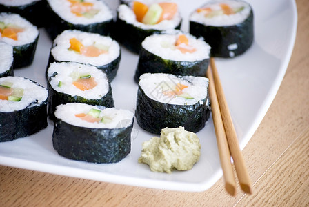 堀北真希写真照白盘上美味的自制寿司小吃清酒生的背景