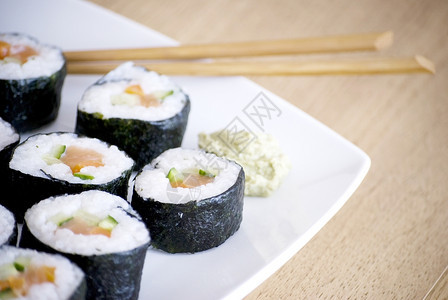 棍子亚洲人白盘上美味的自制寿司生图片
