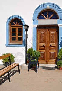 叉场景Pserimos岛一座希腊教堂的入口处椅子图片