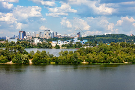 建筑学基辅右岸城市风景其前是Dnieper河和岛屿并展望一个新的住宅区在温暖的夏季日地平线上有高楼顶的新住宅区基辅美丽的城市景色图片