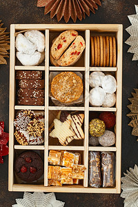 乡村假期传统的圣诞短面包饼干庆祝假日盒圣诞自制饼干放在木盒子里甜饼干装在大木盒子里圣诞甜点餐桌的想法是吉祥图片
