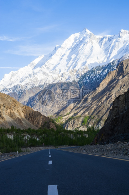 旅行节假日通往Rakaposhi山的路白雪皑图片