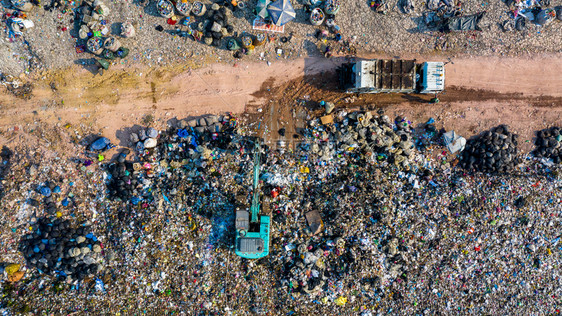 回收土地垃圾堆或填埋场空中观视垃圾车向填埋场卸全球变暖生态系统和健康环境的概念和背景一废物处理机械图片