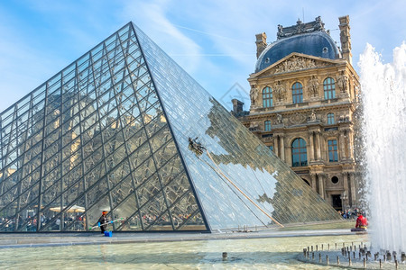 纪念碑地标文化法国巴黎夏日阳光明媚的子在卢浮博物馆手册院子玻璃金字塔不老泉和游客的自动洗涤在卢浮宫庭院洗玻璃金字塔GlassPy图片