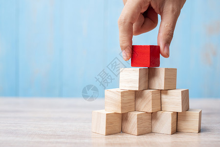 商业规划风险管理解决方案战略不同和独特概念等业务规划解决办法不同和独特概念的建筑上安装或拉扯红色木块立方体复制专业的图片