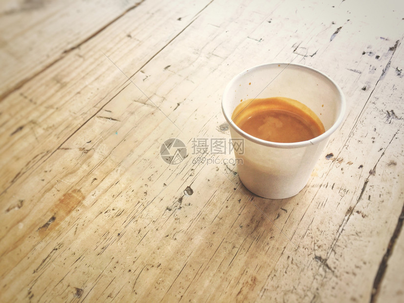 新鲜的在阳光明媚天用木制桌上的咖啡在木加的可处置再生纸杯咖啡店因图片