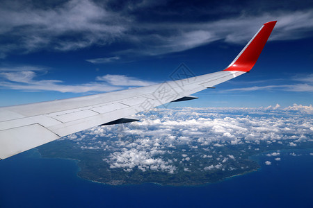 天气空海从多米尼加PuntaCana上空的飞机中观察越大西洋上空行的一架机在云翼上空翔航向图片