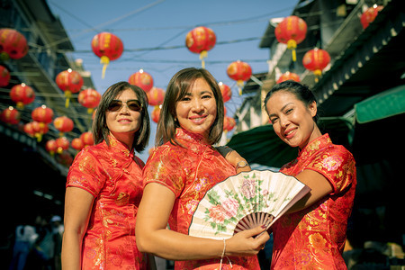 化妆品三名身着传统服装的亚洲女在Yaowarat街ChiwaChinabangkokthailand上笑脸时衣服套装图片