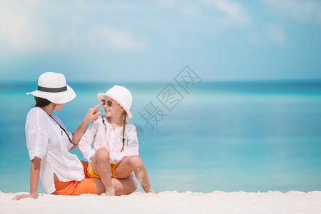 水加勒比人妈在海滩享受暑假的美丽母亲和女儿在加勒比海滩上行走的全家景象后视线CaribbeanbethuryJuly假期图片