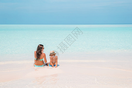 后退颜色在加勒比海滩享受暑假的美丽母亲和女儿在加勒比海滩上行走的全家景象后视线CaribbeanbethuryJuly假期水图片