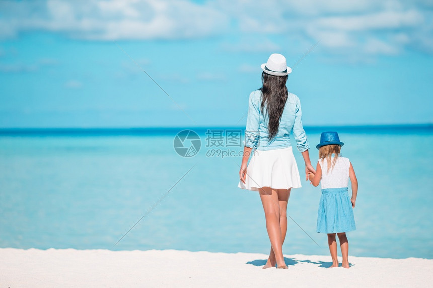 快乐的在加勒比海滩享受暑假的美丽母亲和女儿在加勒比海滩上行走的全家景象后视线CaribbeanbethuryJuly假期绿松石门图片