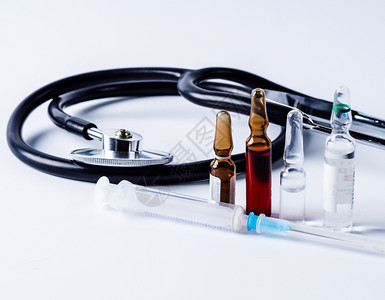 清理心脏病学胰岛素白桌上的脉搏镜注射器和医疗听诊注射和用于白底注射的乳胶囊图片