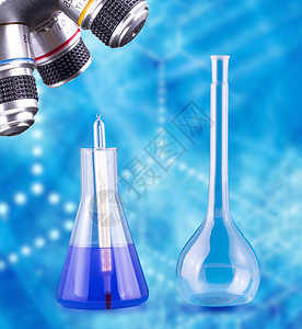 带温度计和蓝色背景显微镜的实验室火瓶和显微镜发现一种透明图片