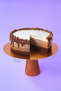 为了在木蛋糕摊上剪切的生日蛋糕巧克力和鲜奶油紫色背景复制空间食物摄影作为谱木制的海绵图片