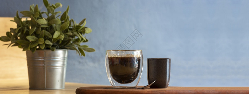 桌子现代的热BannerHome咖啡杯放在木制桌上旧式咖啡店倒置时有复制空间Vintage内地热黑咖啡新鲜饮因以适应新的正常生活图片