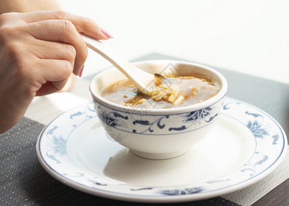 多于北京新鲜的女人在餐厅里吃瓷锅勺菜汤的呢图片