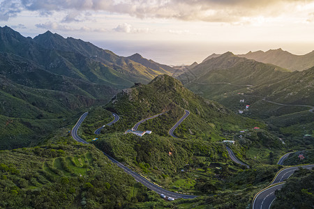 金丝雀背部多于阿纳加山脉的空中景象后面是亚特兰海西班牙加那利群岛特内里费图片