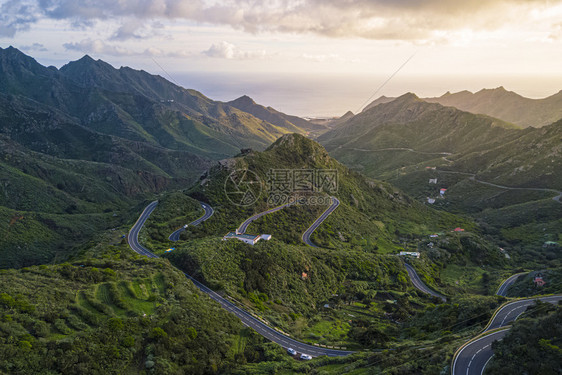 金丝雀背部多于阿纳加山脉的空中景象后面是亚特兰海西班牙加那利群岛特内里费图片