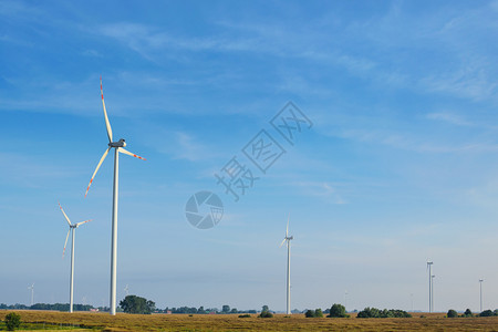 美丽的农村景观蓝色天空背景的生态风力农场和在蓝天背景下的生态风力农场车乡村的白色图片