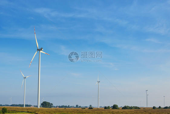 美丽的农村景观蓝色天空背景的生态风力农场和在蓝天背景下的生态风力农场车乡村的白色图片