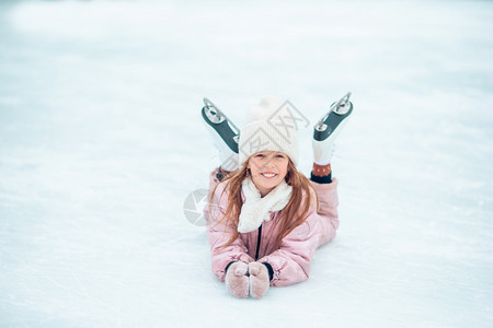 趴在雪地上的可爱女孩图片