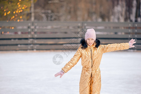 在户外雪地上玩耍的女孩图片