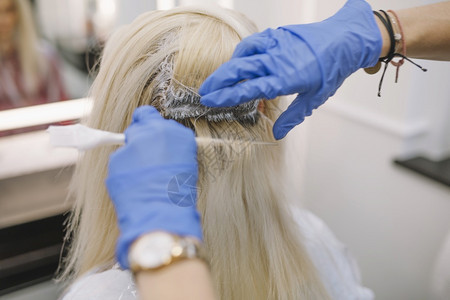 头发商业客厅高清晰度光相照过程理发师美店优质照片高品图片