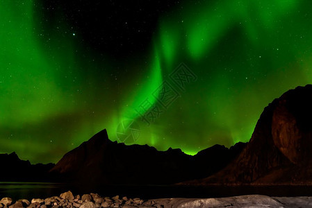 风景电离层美丽的绿色北极光或挪威有选择地聚焦于旅行图片