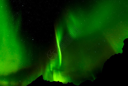 墙纸美丽的绿色北极光或挪威有选择地聚焦于黑暗的冒险图片
