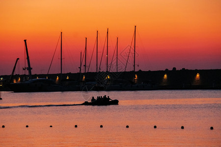 意大利埃尔巴岛马西亚纳小港口日落时与人们搭乘的船意大利语晚上马尔恰纳图片