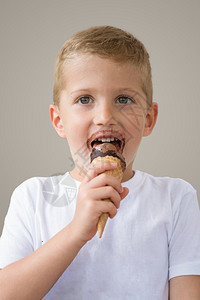 吃冰淇淋的小男孩图片