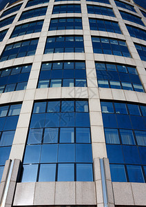 摩天大楼蓝色的墙紧近现代办公大楼的近视图片