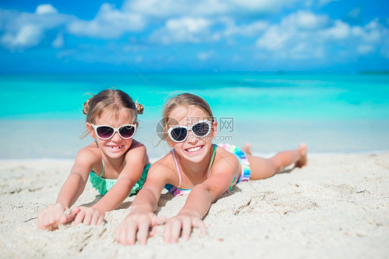 步行白种人可爱的小孩在Caribbean岛海滩上可爱的小女孩在海滩上行走水图片