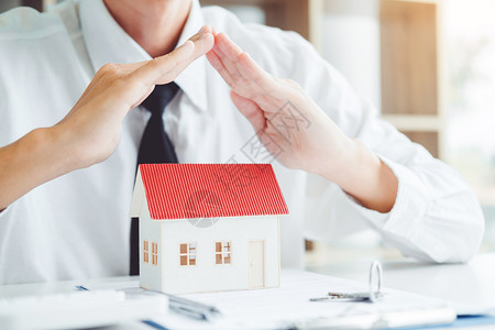 储蓄金融向客户提供住房并签署协议合同的销售代理商保险房概念代理人图片