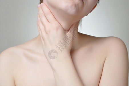 喉咙受伤疼痛的女性特写图片