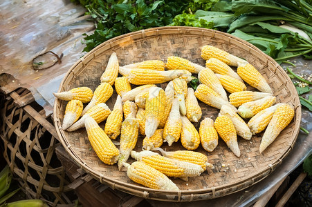 谷物有机玉米耳朵在户外亚述市场销售食品背景草药新鲜的图片