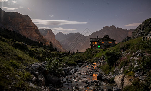 风景在高山的摩塔小屋里夜景中的月亮之光福利高的图片