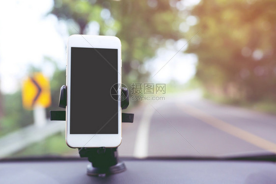 运输旅行一个男人在车里用智能手机找到的男图片
