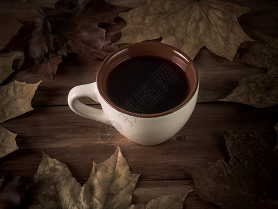 秋季的一杯热咖啡图片