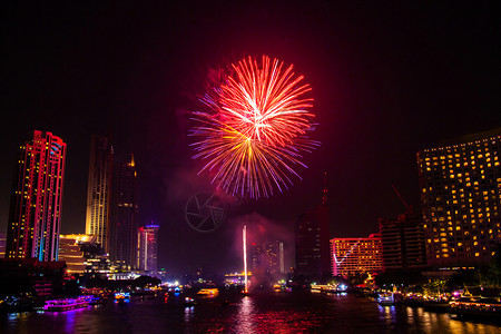 夜间城市观赏庆祝节日背景的烟花色彩多喜悦新的快乐图片